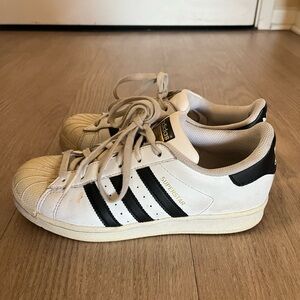 WOMEN'S WHITE ADIDAS LA MARQUE AUX 3 BANDES SUPERSTAR  SIZE  US 6.5